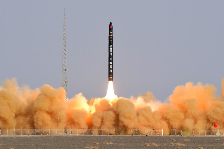 12月7日12时12分，谷神星一号遥二运载火箭在我国酒泉卫星发射中心成功发射升空，将搭载的天津大学一号、丽泽一号、宝酝号、金紫荆五号、金紫荆一号03星等5颗小卫星顺利送入预定轨道，发射任务获得圆满成功。新华社发（汪江波 摄）