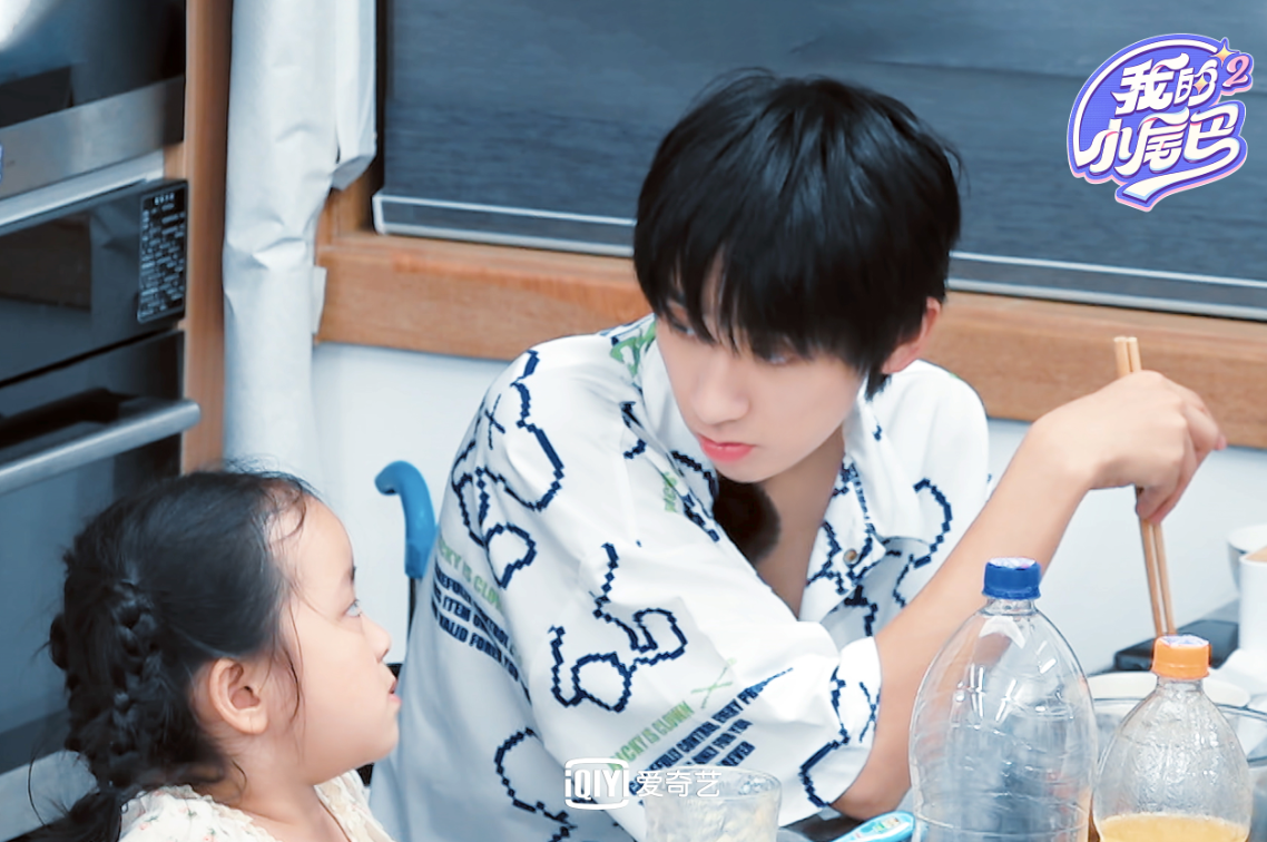爱奇艺《我的小尾巴》第二季袁咏仪首次澄清催婚张智霖 吴京王睿涵同款“机关枪式”带娃