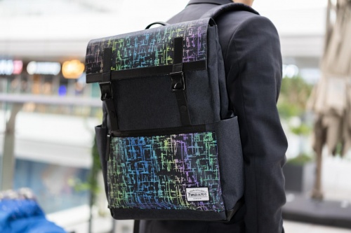 与光同行反光包的核心设计理念,便是跳出传统设计创新思路,将新材料、新科技融入设计中,这就有了备受瞩目的与光同行反光包。与光同行品牌诞生于2021年,创始人曾是反光材料研发和生产领域的资深专家,对反光材料有着极为非常深厚的了解,得益于这样的经验,与光同行得以在问世之初就取得极为傲人的成绩,毕竟站在巨人的肩膀上摘苹果会更容易。