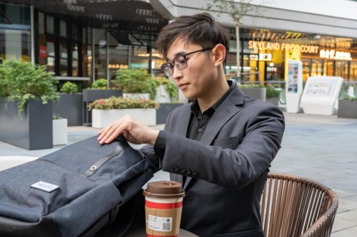 创新是企业发展的源动力。在今后的日子里,与光同行也必将继续深耕反光包行业,继续攻克技术难关,研发生产更优质、更先进的反光科技材料,进一步拓宽与光同行反光包的品牌种类。