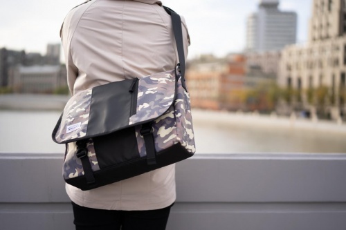 好产品会说话,它们无需语言就可表达出设计者的巧思与用心,与光同行反光包就是如此。全反光高级萤舞面料,搭配高级超纤面料,每一寸都是卓越品质;179米超远距离炫丽反光,让见惯千篇一律的消费者眼前一亮,助其化身夜色下行走的流星,时尚、安全尽数拿捏。