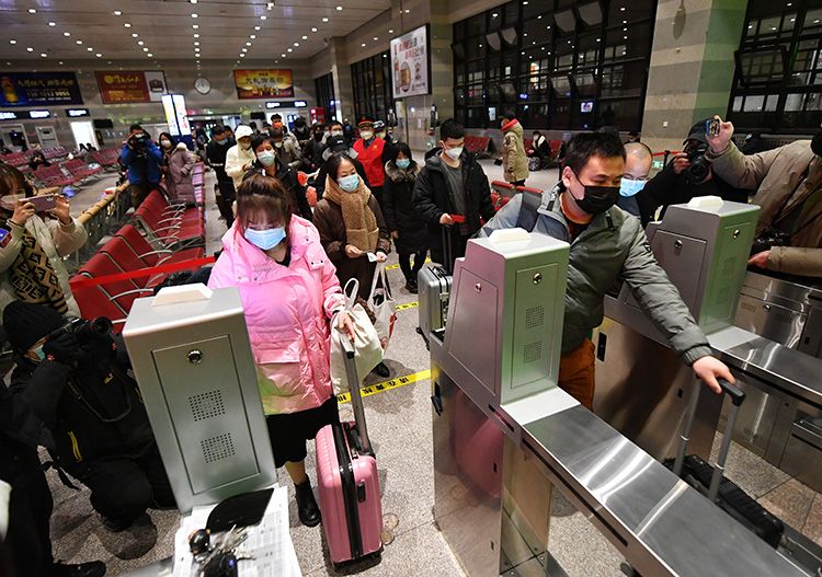 1月17日开始，2022年铁路春运正式启动。5时34分，随着G6737列车从北京西缓缓驶出，北京地区春运发出首趟高铁列车。据了解，2022年春运自1月17日开始至2月25日结束，北京地区预计发送旅客898.6万人。由于疫情原因，今年的客流将有较大不确定性，但今年春运的关键词是“防疫”。图为：旅客通过检票闸机，准备上车。  