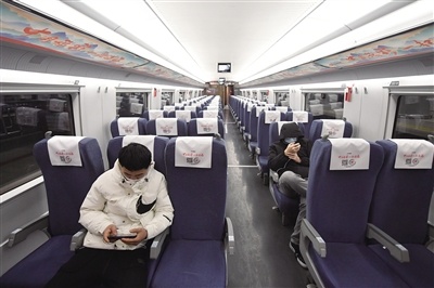 1月17日，G6737列车，乘客们在车内分散就座。 新京报记者 王贵彬 摄