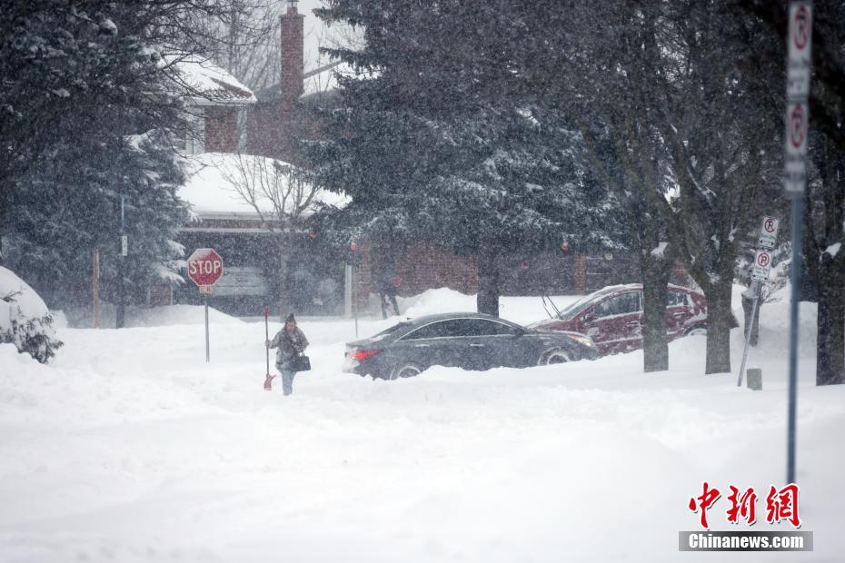 当地时间1月17日,加拿大多伦多,一位手持雪铲的居民行走在积雪的路面上。当日,严重的暴风雪天气席卷加拿大安大略省以及魁北克省的广泛地区,造成多地交通、市政服务等受到影响。 <a target= 点击进入下一页