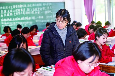 他们的卓越贡献高扬在共和国的旗帜上