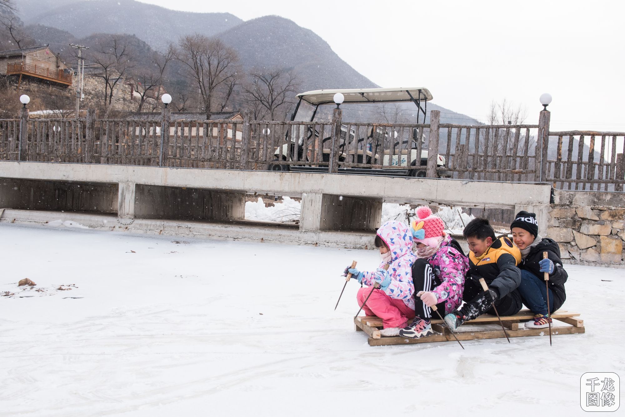 亲子冰雪体验项目：自己动手做冰车&mdash;小溪嘟嘟民宿供图
