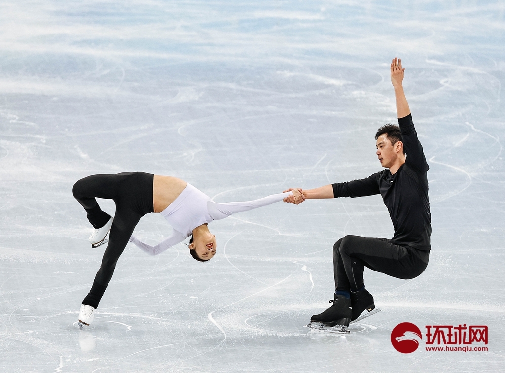 【环球时报-环球网报道 记者李昊 张振】2月2日，2022北京冬奥会花样滑冰双人滑项目训练在首都体育馆进行，中国组合彭程/金杨和隋文静/韩聪登场。