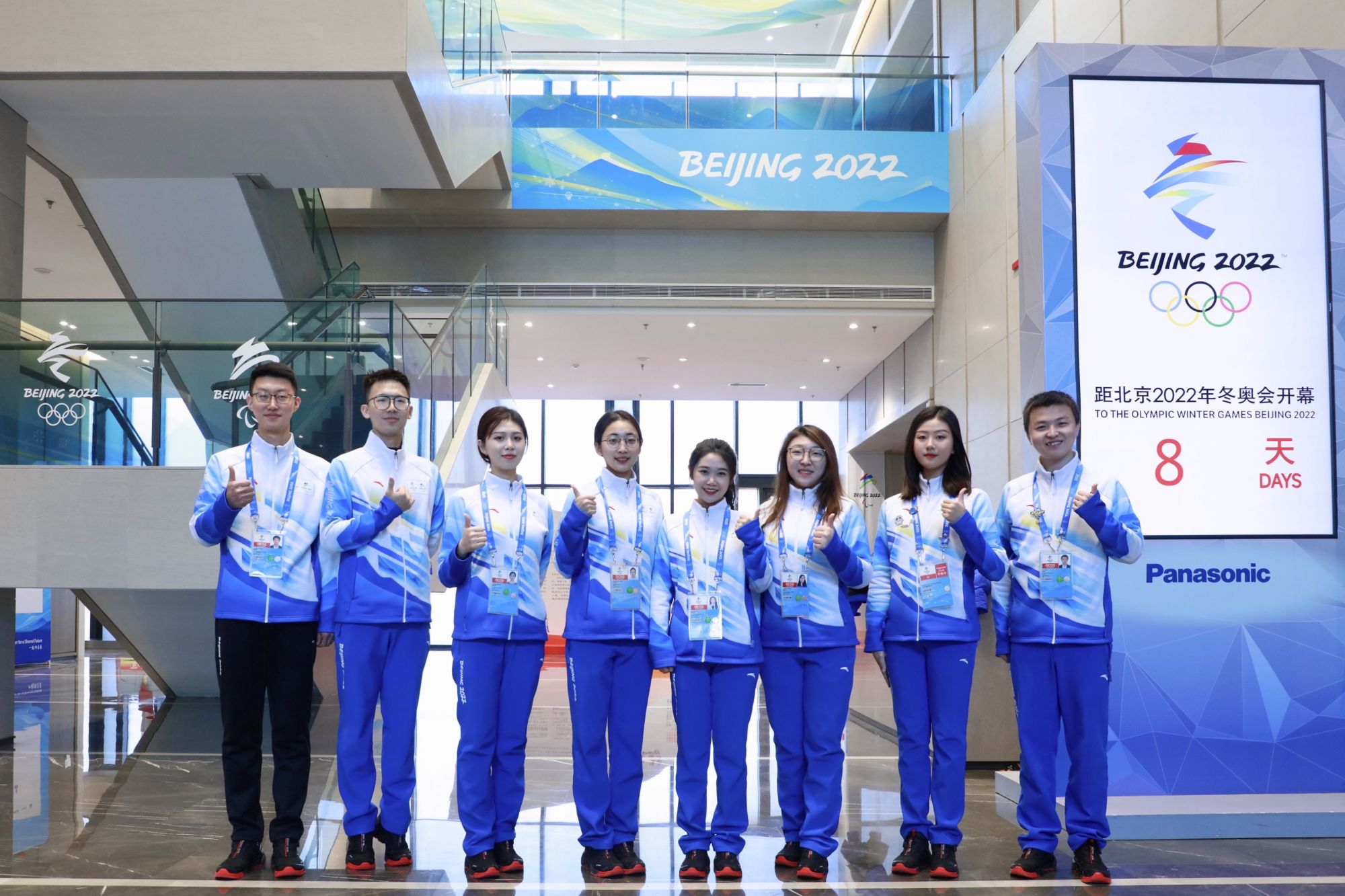 非闭环志愿者服务于冬奥组委总部,在倒计时牌前合影。