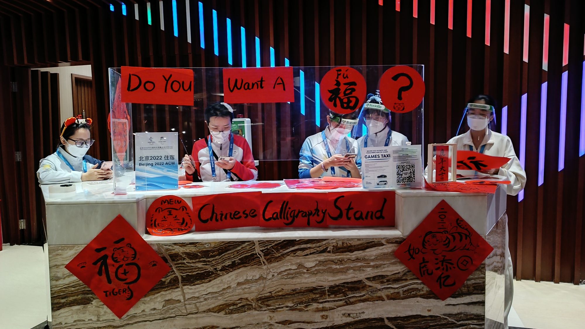 丽亭华苑酒店区域经理和志愿者共同搭起了书法展台,烘托新春佳节氛围,为客人们书写祝福语。