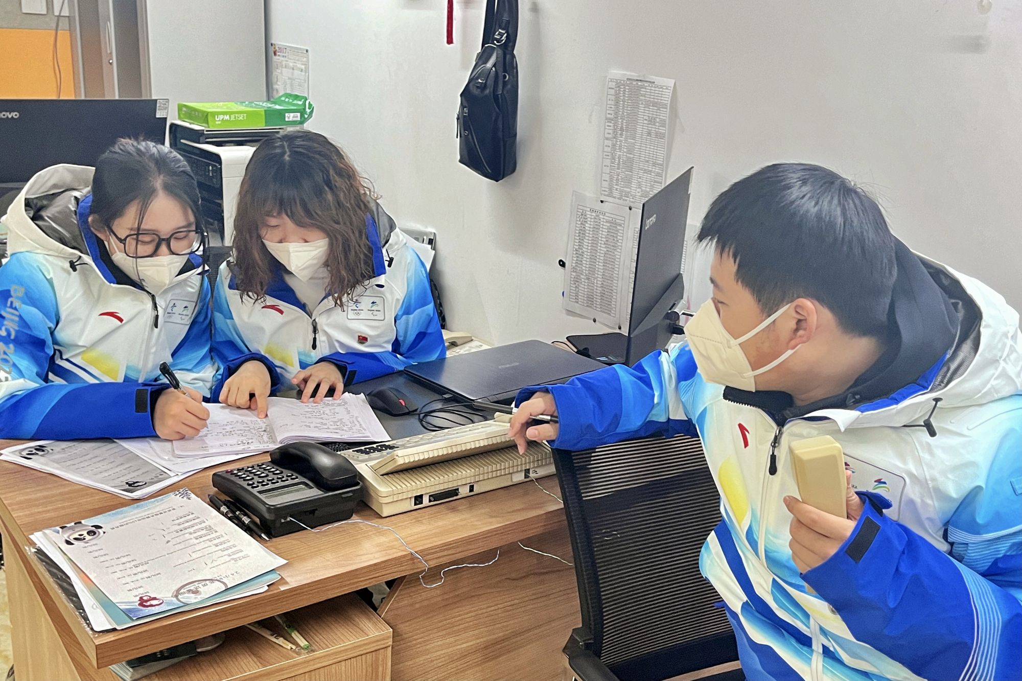 长白山国际酒店三名志愿者主要负责酒店客服24小时的轮班接线工作,面向的服务人群主要是来自世界各地的记者团队。