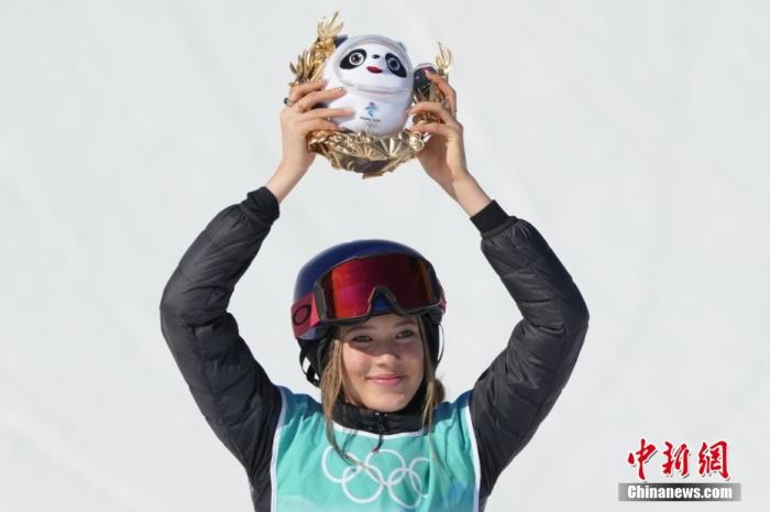 2月8日,北京冬奥会自由式滑雪女子大跳台决赛在首钢滑雪大跳台进行,12名顶尖选手参与角逐。经过3轮较量,中国选手谷爱凌以总成绩188.25分获得冠军。图为中国选手谷爱凌举起属于自己的“金墩墩”。<a target='_blank' href='/'>中新社</a>记者 毛建军 摄 点击进入下一页