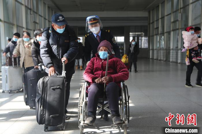 高铁时代阜阳站旅客便捷出行。 张续亮 摄 高铁时代阜阳站旅客便捷出行。 张续亮 摄