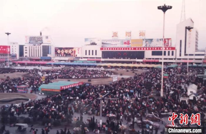 阜阳外出务工人员在火车站前排队进站。 张续亮 摄 阜阳外出务工人员在火车站前排队进站。 张续亮 摄