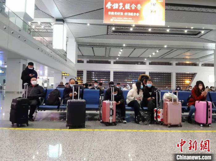 高铁时代阜阳站旅客轻装出行。 朱蕾蕾  摄 高铁时代阜阳站旅客轻装出行。 朱蕾蕾  摄