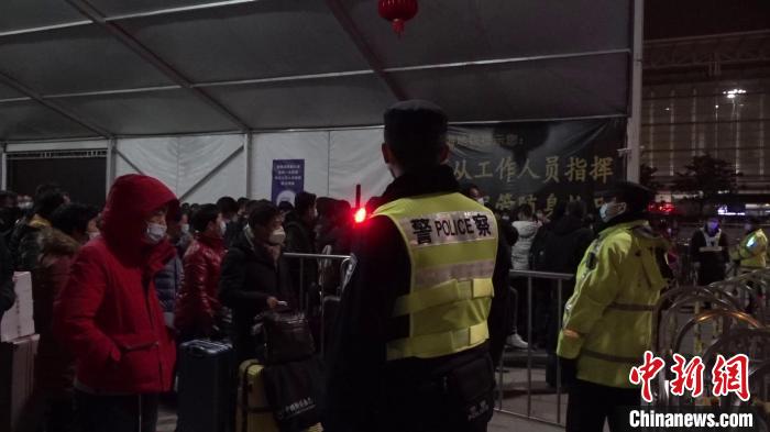 上海火车站：5000余人凌晨抵沪上海警方应对春运返程“大考”