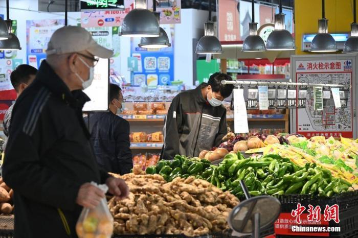 资料图：河北省石家庄市一大型超市内，市民正在选购蔬菜。 <a target='_blank' href='/'>中新社</a>记者 翟羽佳 摄