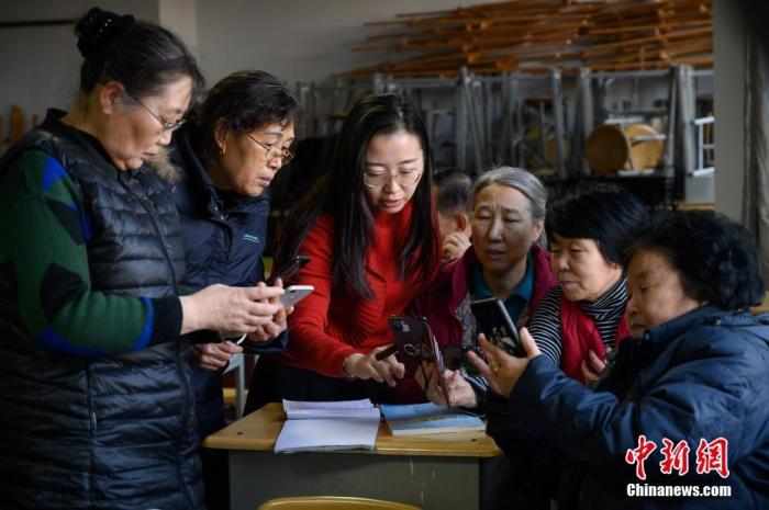 资料图：山西省太原市，太原老年开放大学教师给老年学生上智能手机课。 <a target='_blank' href='/'>中新社</a>记者 韦亮 摄 　