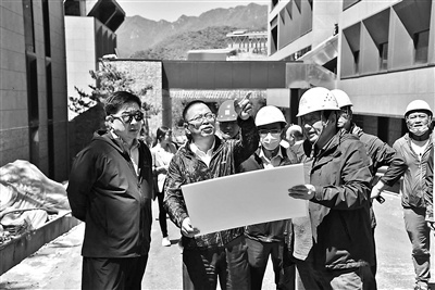 在4月8日举行的北京冬奥会、冬残奥会总结表彰大会上，习近平总书记发表重要讲话，充分肯定了北京冬奥会、冬残奥会取得的巨大成绩，深刻总结了筹办举办的成功经验，鲜明概括了北京冬奥精神，并对做好今后工作提出了明确要求，为北京冬奥会、冬残奥会画上了圆满的句号。连日来，亲身经历这一伟大盛事的冬奥人对于总书记的深情话语产生了强烈共鸣，面对这份浓墨重彩、力透纸背的成绩单，大家纷纷表达“国之盛事，与有荣焉”的自豪感和幸福感，同时也结合自身工作，对未来如何运用好冬奥遗产提出了真知灼见。