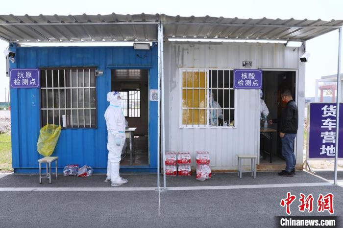 营地中可对司乘人员进行抗原检测+核酸检测。　钦嫣 摄