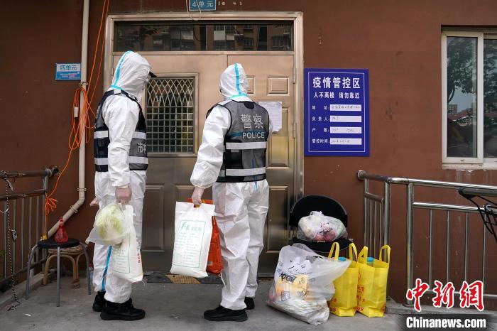 派出所民警给管控区居民送生活物品。　潘永强 摄