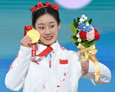3月11日,冠军中国选手张梦秋在北京2022年冬残奥会残奥高山滑雪女子大回转(站姿)比赛后的颁奖仪式上。新华社记者 李嘉南摄 3月11日,冠军中国选手张梦秋在北京2022年冬残奥会残奥高山滑雪女子大回转(站姿)比赛后的颁奖仪式上。新华社记者 李嘉南摄