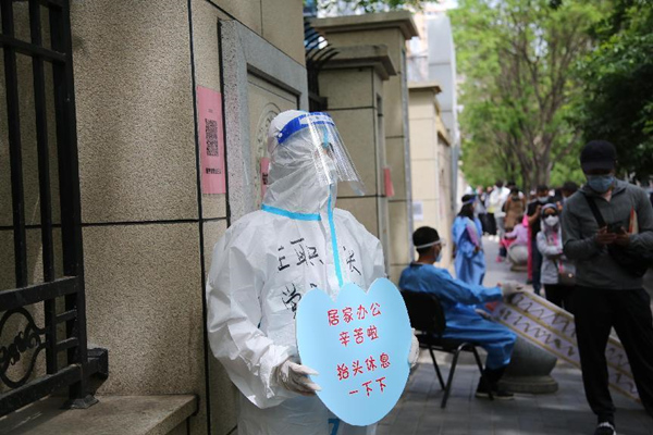 好秩序的背后也离不开志愿者的努力和居民的积极配合。“看见引导牌，大家都自主调整位置，提前准备好身份证，我们‘战’在一起，一定能早日控制住疫情。”在职党员张薇表示。