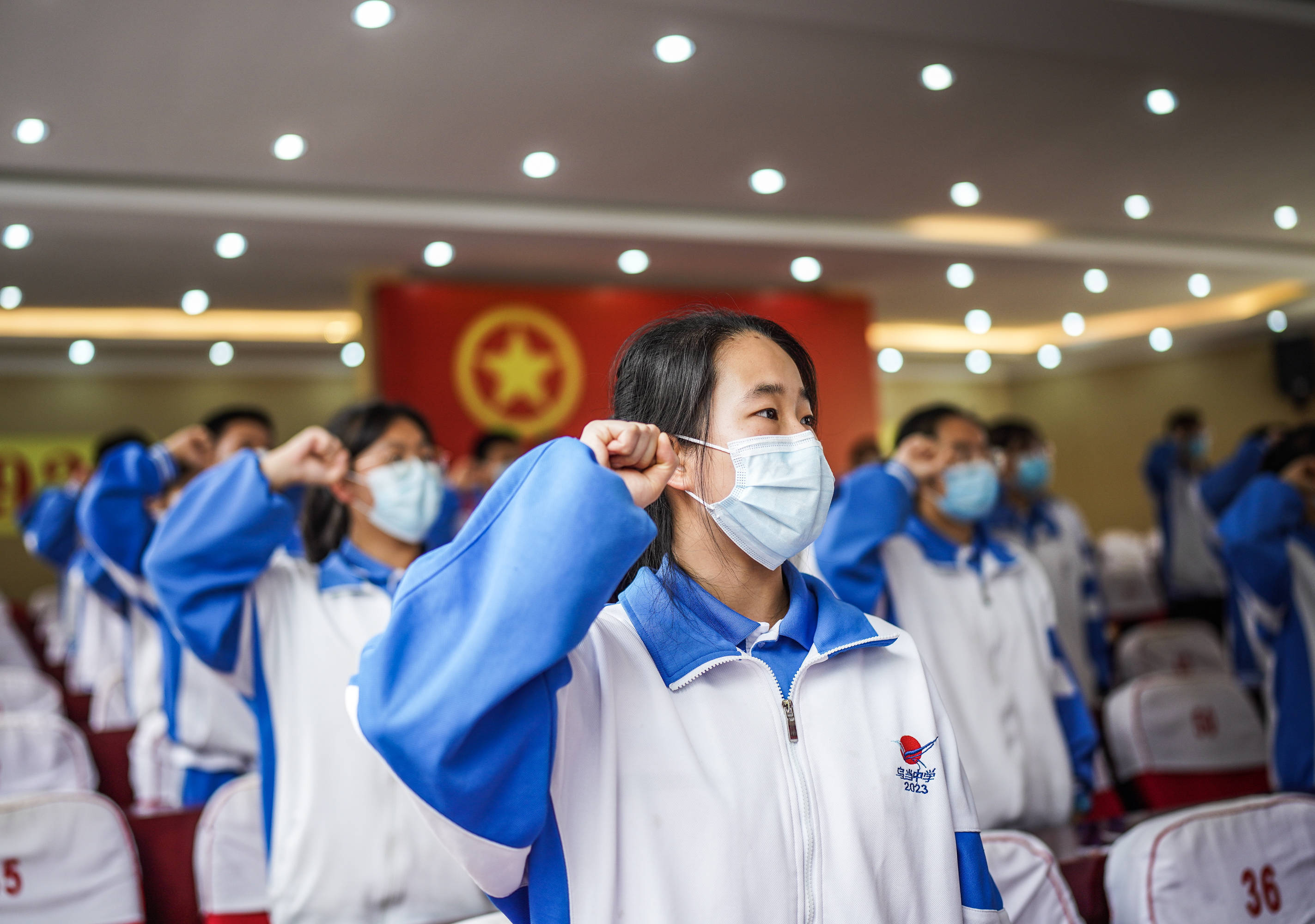 2022年4月28日,贵阳市乌当中学新团员进行入团宣誓。