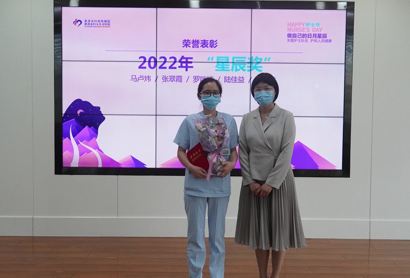 作为唯一到场的获奖者，陆佳益上台领奖。慈溪市妇幼保健院供图