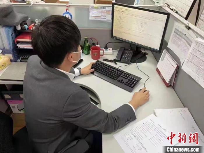 中国工商银行上海市分行工作人员在线为客户办理业务 中国工商银行上海市分行供图
