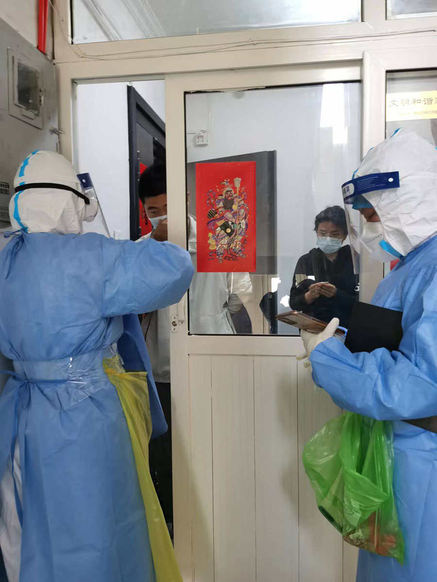 社区医疗志愿服务队进行入户核酸采样。受访者供图 社区医疗志愿服务队进行入户核酸采样。受访者供图