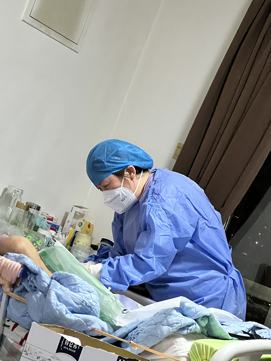 聂理会上门给社区瘫痪卧床的老人插管。受访者供图 聂理会上门给社区瘫痪卧床的老人插管。受访者供图