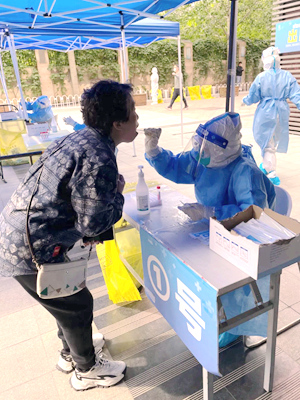 于夏岚为父母做核酸。受访者供图