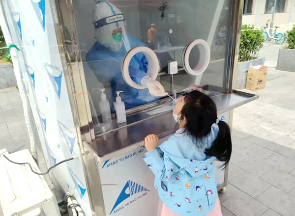 刘继琳为女儿做核酸。受访者供图