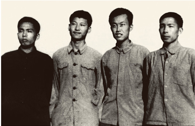 这是1973年上山下乡时期,习近平(左二)在陕西延川县。