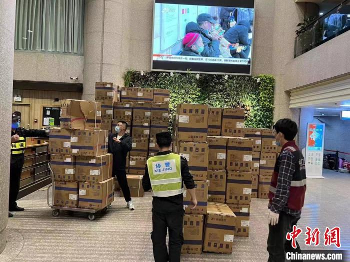 “粮草官”整理物资。　浙江省人民医院供图