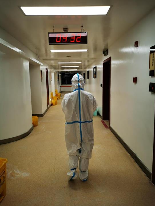 凌晨4点半，朱蕾蕾安顿好最后一位患者入院。受访者供图