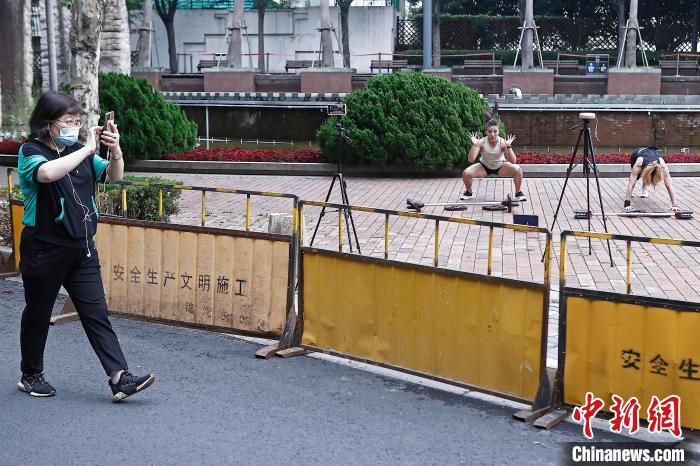 市民在防范区街头空旷的场地上进行锻炼。　殷立勤 摄
