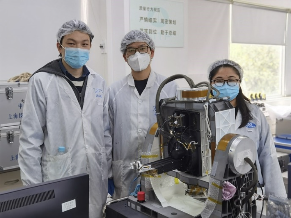 上海技物所风云三号07星高精度基准比对传递定标器研制团队开展正样调试