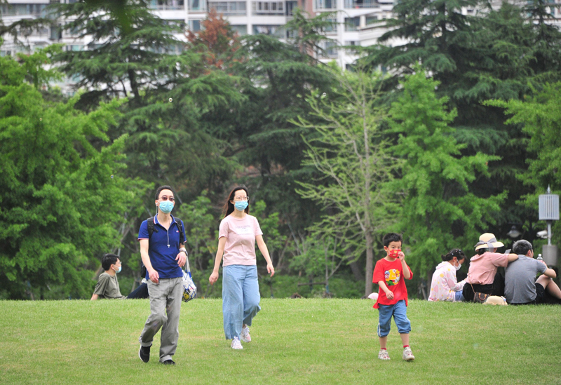 【组图】上海：端午节小长假 市民纷纷游园购物