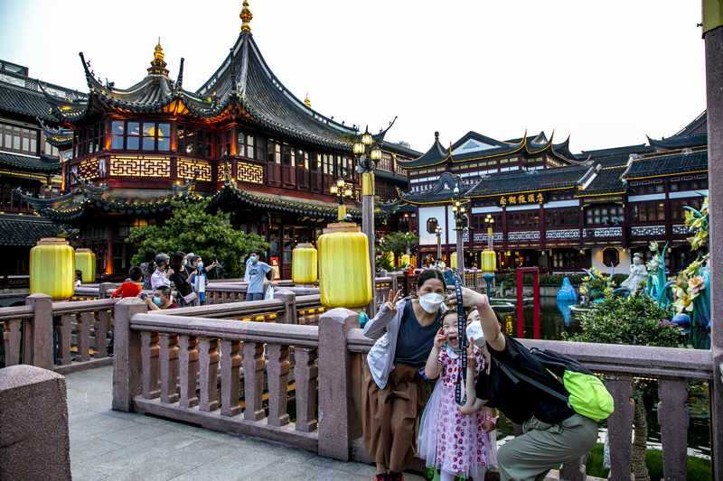 【组图】上海：端午节小长假 市民纷纷游园购物