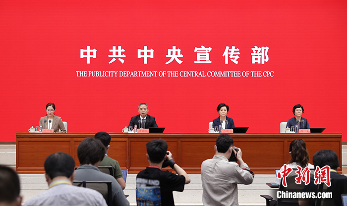 6月14日，中共中央宣传部在北京举行“中国这十年”系列主题新闻发布会。工业和信息化部副部长辛国斌、徐晓兰、总工程师韩夏介绍党的十八大以来工业和信息化发展成就，并答记者问。 <a target='_blank' href='/'>中新社</a>记者 杨可佳 摄