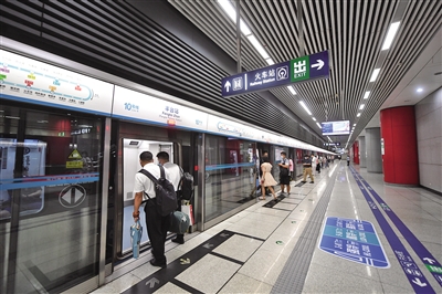 地铁10号线丰台站。下地铁进入丰台站只需5分钟左右。