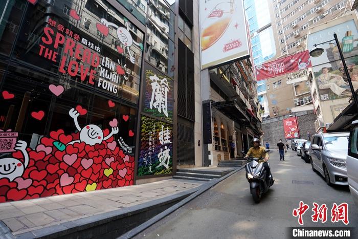 资料图为香港兰桂坊。<a target='_blank' href='/'>中新社</a>记者 张炜 摄   点击进入下一页