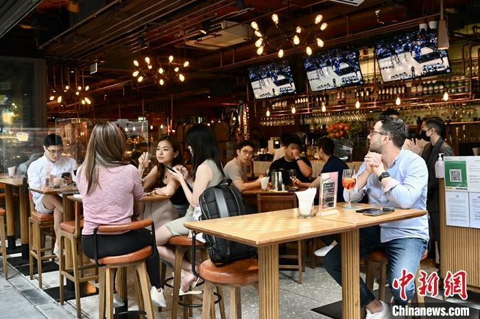 资料图为香港兰桂坊一间酒吧。 <a target='_blank' href='/'>中新社</a>记者 李志华 摄   点击进入下一页