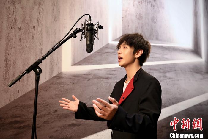 2022年6月14日,北京东城一间摄影棚内,江阳录制《紫荆》MV。 <a target='_blank' href='/'>中新社</a>记者 李雪峰 摄 点击进入下一页
