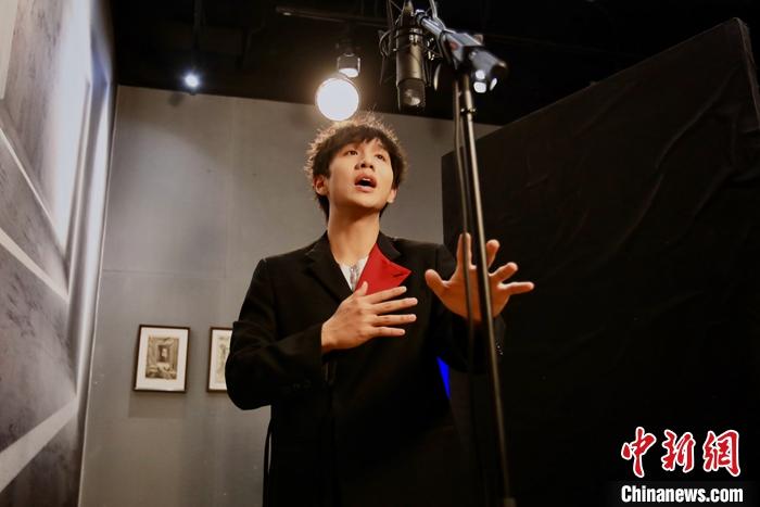 2022年6月14日,北京东城一间摄影棚内,江阳录制《紫荆》MV。 <a target='_blank' href='/'>中新社</a>记者 李雪峰 摄 点击进入下一页