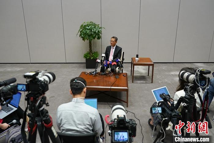 近日,香港特区政府财政司司长陈茂波在香港接受记者采访时谈道,未来将继续用好国家政策,丰富香港金融市场多元发展,推动与内地市场互联互通。 <a target='_blank' href='/'>中新社</a>记者 崔楠 摄 点击进入下一页