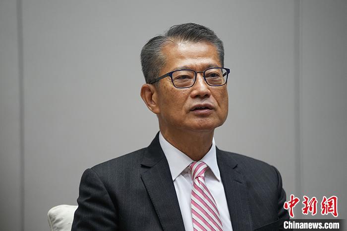 近日,香港特区政府财政司司长陈茂波在香港接受记者采访时谈道,未来将继续用好国家政策,丰富香港金融市场多元发展,推动与内地市场互联互通。 <a target='_blank' href='/'>中新社</a>记者 崔楠 摄 点击进入下一页