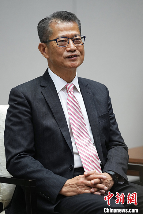 近日,香港特区政府财政司司长陈茂波在香港接受记者采访时谈道,未来将继续用好国家政策,丰富香港金融市场多元发展,推动与内地市场互联互通。 <a target='_blank' href='/'>中新社</a>记者 崔楠 摄 点击进入下一页