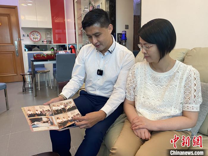 图为王志勇(左)回忆当时的情景。 中新社记者 范思忆 摄 图为王志勇(左)回忆当时的情景。 中新社记者 范思忆 摄